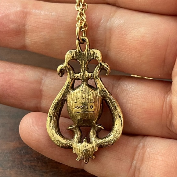 Antique style crystal glass amethyst faux pearl gold tone Avon pendant and chain - Picture 6 of 7